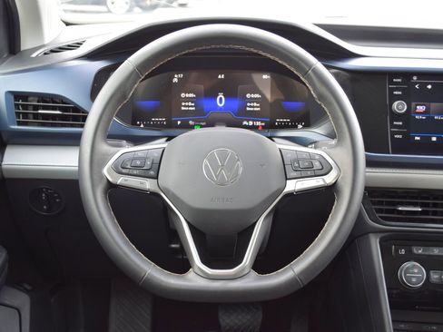 Used 2024 Volkswagen Taos SE w/ Panoramic Sunroof Package FWD image 8