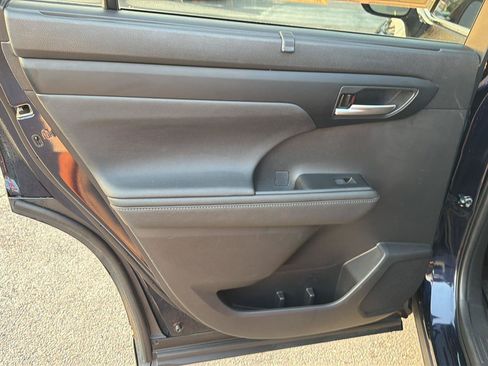 Used 2023 Toyota Highlander XLE FWD image 18