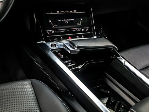 Used 2022 Audi e-tron Premium Plus w/ Premium Plus Package image 7
