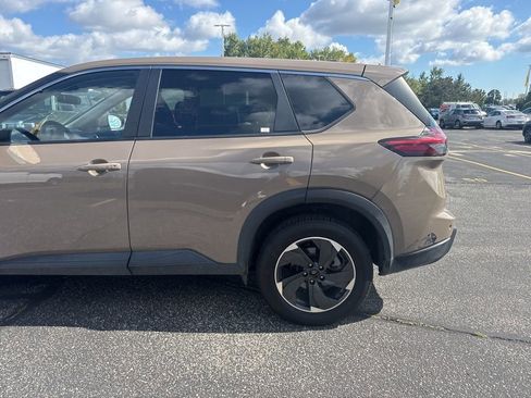 Used 2024 Nissan Rogue SV image 7