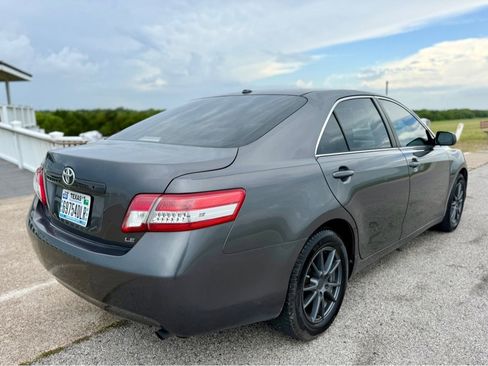 Used 2010 Toyota Camry LE FWD image 5