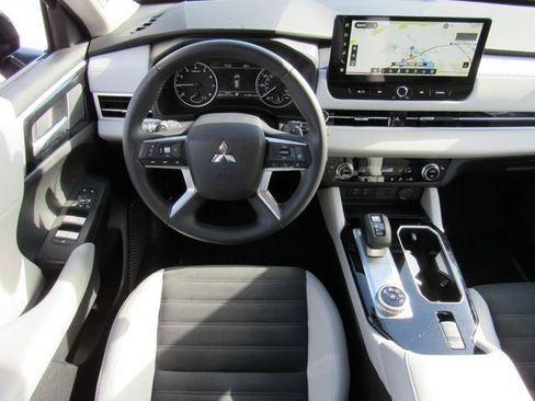 Used 2025 Mitsubishi Outlander SE FWD image 18
