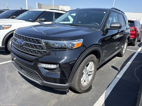 Used 2023 Ford Explorer XLT w/ Equipment Group 202A AWD/4WD image 2