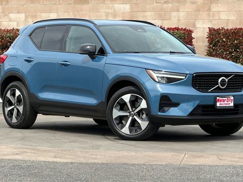 Used 2024 Volvo XC40 B5 Core image 2