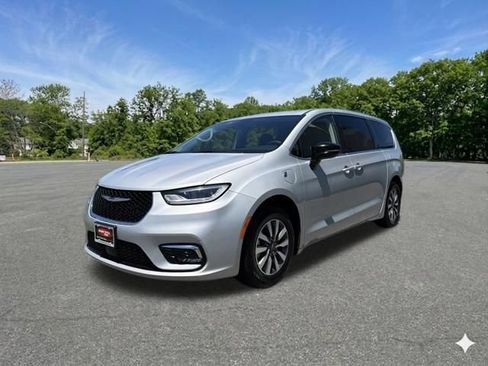 Used 2024 Chrysler Pacifica Limited FWD image 4