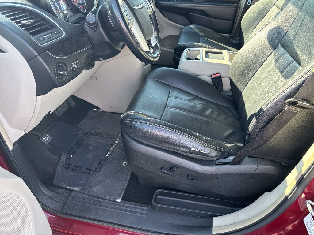 Used 2014 Chrysler Town & Country Touring FWD image 15