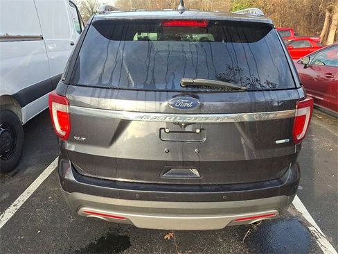 Used 2017 Ford Explorer XLT image 9
