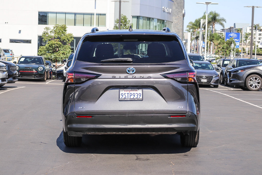 Used 2025 Toyota Sienna XLE FWD image 5