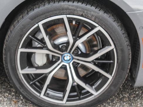 Used 2022 BMW 530e w/ Premium Package image 10