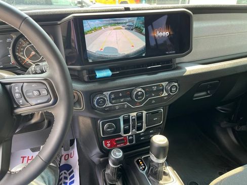 Used 2025 Jeep Wrangler Unlimited Sport AWD/4WD image 10