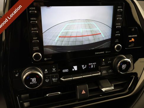 Used 2022 Toyota Highlander XLE AWD/4WD image 7