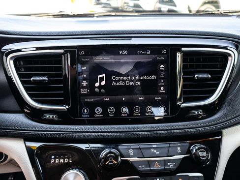 Used 2020 Chrysler Pacifica Limited FWD image 31