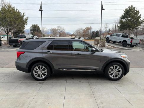 Used 2023 Ford Explorer Limited image 3