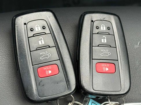 Used 2022 Toyota RAV4 XLE Premium image 32