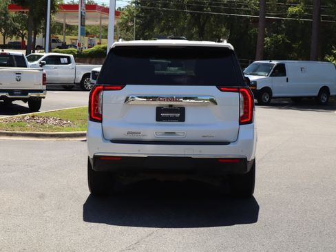 Used 2023 GMC Yukon XL SLT w/ SLT Premium Package AWD/4WD image 8