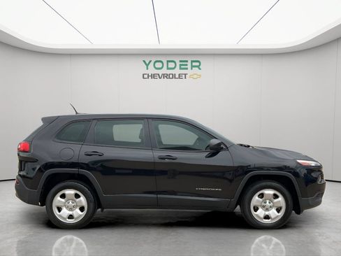 Used 2016 Jeep Cherokee Sport FWD image 4