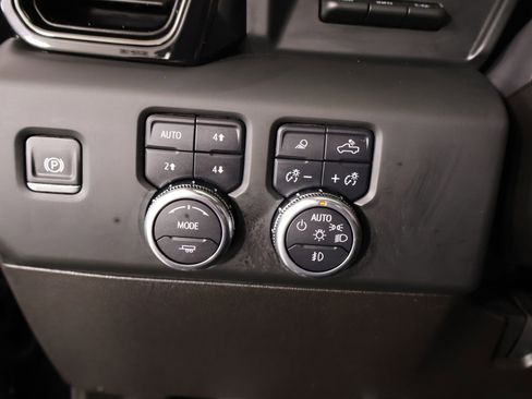 Used 2024 GMC Sierra 2500 AT4 w/ AT4 Premium Plus Package AWD/4WD image 9