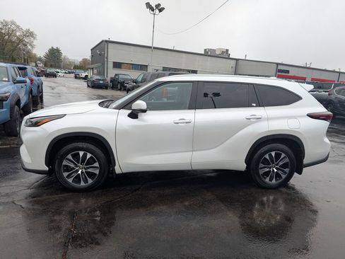 Certified 2024 Toyota Highlander XLE AWD/4WD image 3