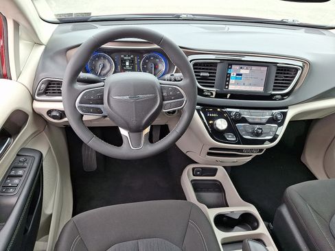 Used 2023 Chrysler Voyager LX FWD image 12