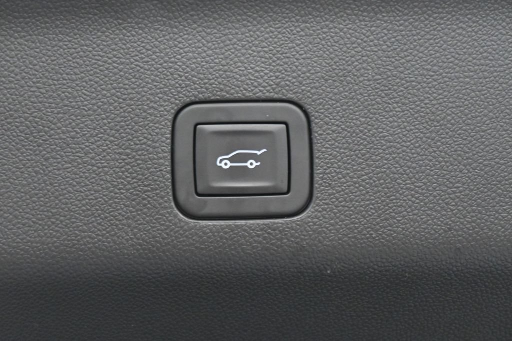 Used 2025 GMC Yukon Denali AWD/4WD image 32