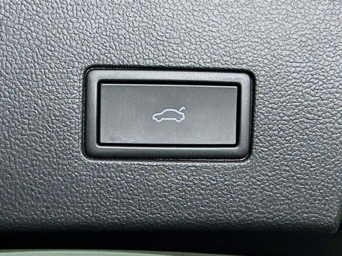 Used 2025 Volkswagen Atlas SE image 29