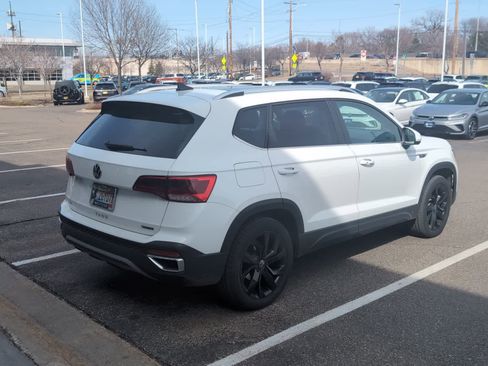 Certified 2023 Volkswagen Taos SE w/ Panoramic Sunroof Package image 5