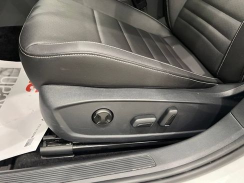 Used 2024 Volkswagen Jetta SE FWD image 9