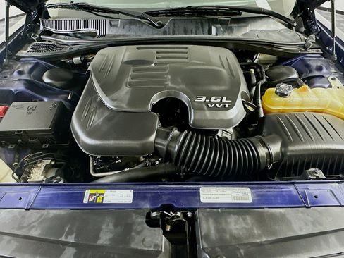 Used 2015 Dodge Challenger SXT image 28