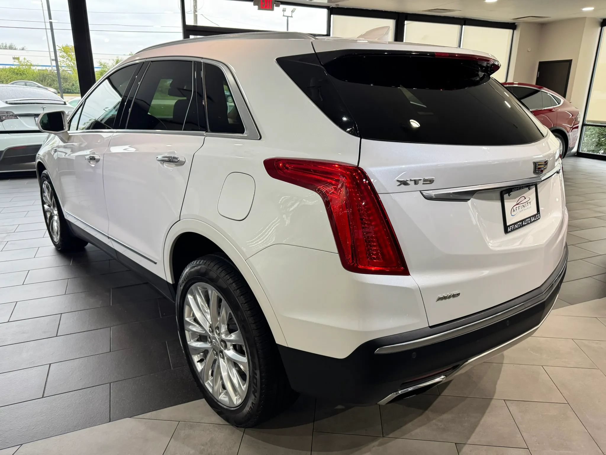 Used 2017 Cadillac XT5 Platinum AWD/4WD image 3