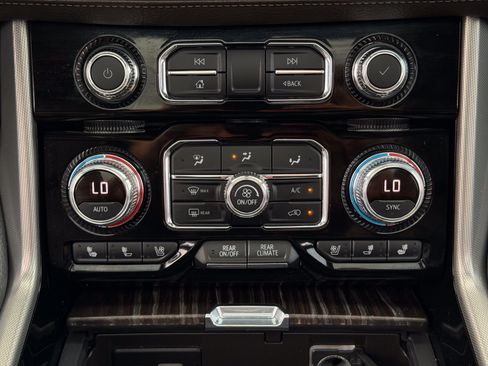Used 2021 GMC Yukon Denali w/ Denali Premium Package RWD image 22