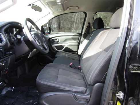 Used 2018 Nissan Titan SV image 11
