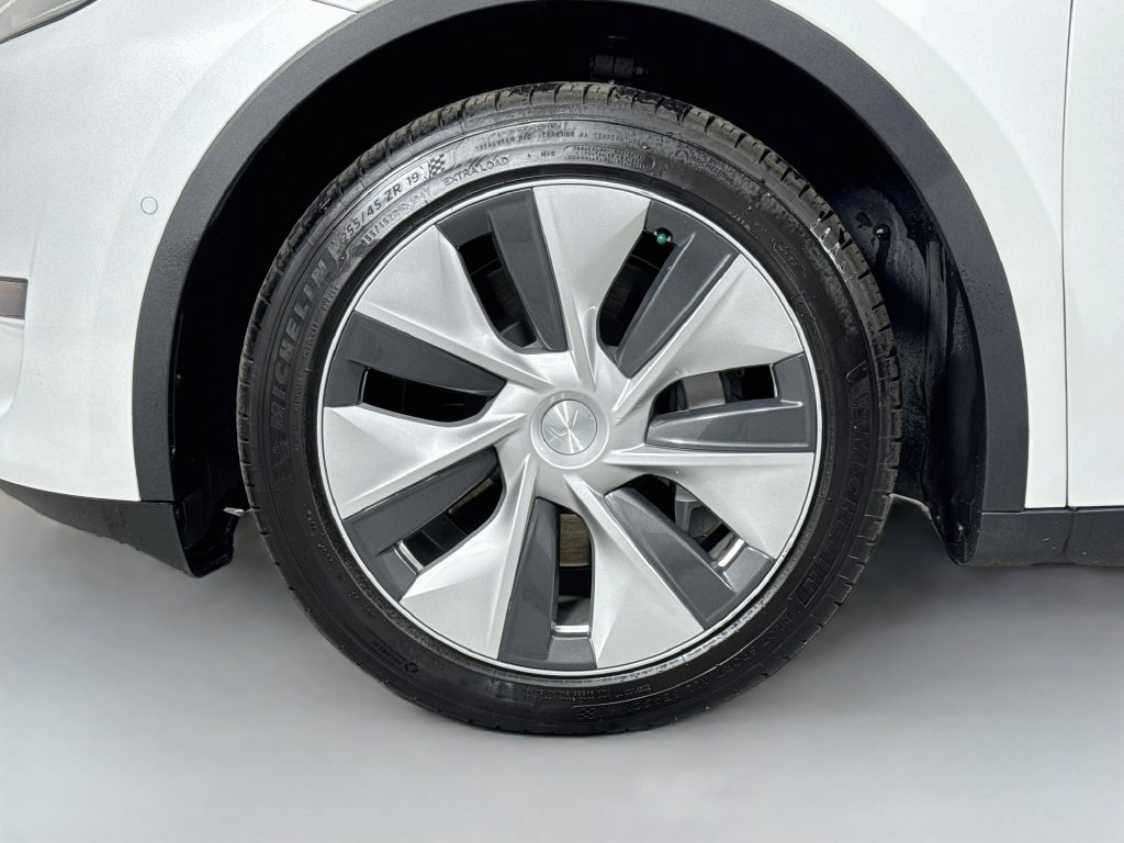 Used 2022 Tesla Model Y Long Range AWD/4WD image 11