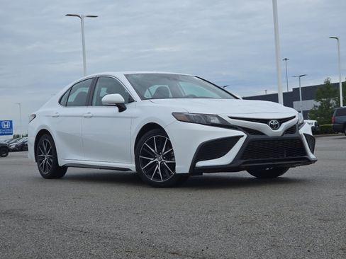 Used 2023 Toyota Camry SE FWD image 2