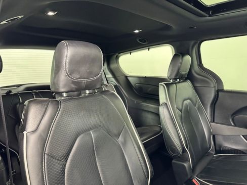 Used 2025 Chrysler Pacifica Limited image 28