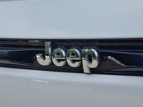 Used 2023 Jeep Grand Cherokee Laredo AWD/4WD image 32