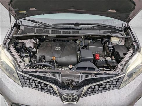 Used 2019 Toyota Sienna SE image 23
