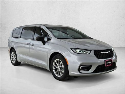 New 2026 Chrysler Pacifica Limited FWD image 7