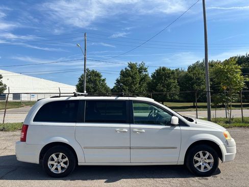 Used 2009 Chrysler Town & Country Touring FWD image 2