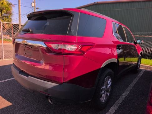 Used 2020 Chevrolet Traverse LT FWD image 2