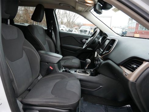 Used 2015 Jeep Cherokee Latitude w/ Cold Weather Group image 8