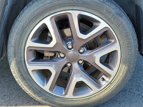 Used 2016 Jeep Renegade Latitude FWD image 12