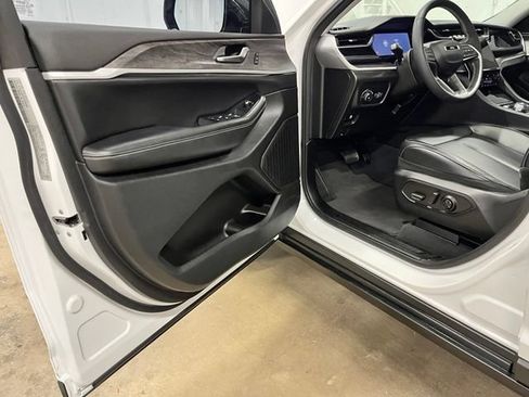 Used 2023 Jeep Grand Cherokee Limited RWD image 9