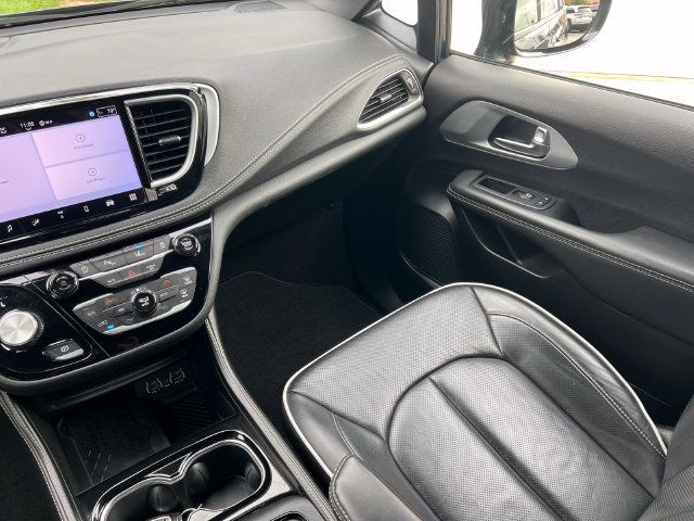 Used 2025 Chrysler Pacifica Limited FWD image 38