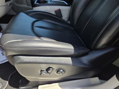 Used 2023 Chrysler Pacifica Touring-L FWD image 29