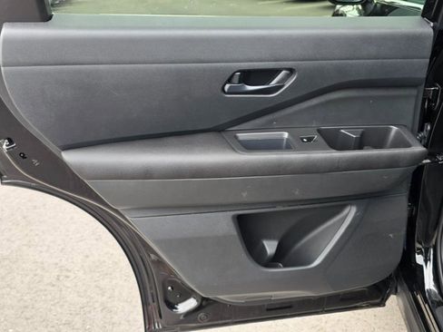 Used 2024 Nissan Pathfinder S image 21