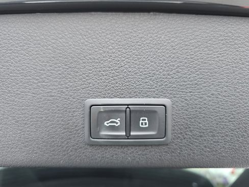 Used 2023 Audi e-tron Premium w/ Convenience Plus Package image 34
