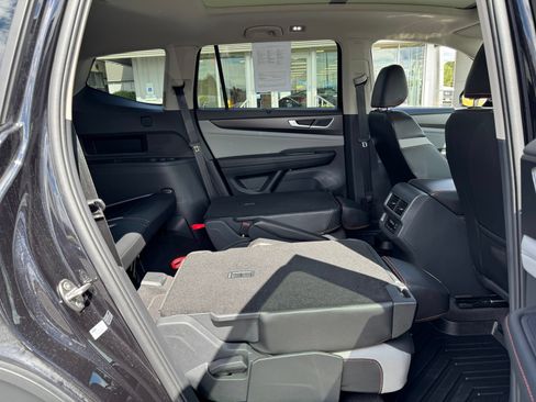 Used 2024 Volkswagen Atlas Peak Edition SEL AWD/4WD image 30