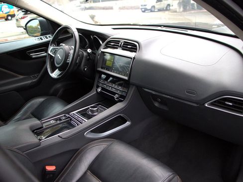 Used 2020 Jaguar F-PACE Prestige image 19