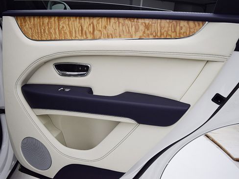 Used 2024 Bentley Bentayga AWD/4WD image 40