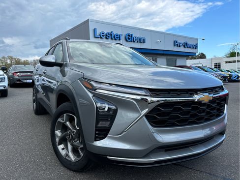 Certified 2025 Chevrolet Trax LT FWD image 3